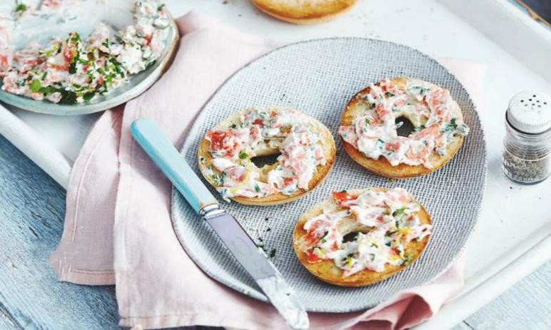 Mini bagels with smoked salmon spread | Diabetes UK