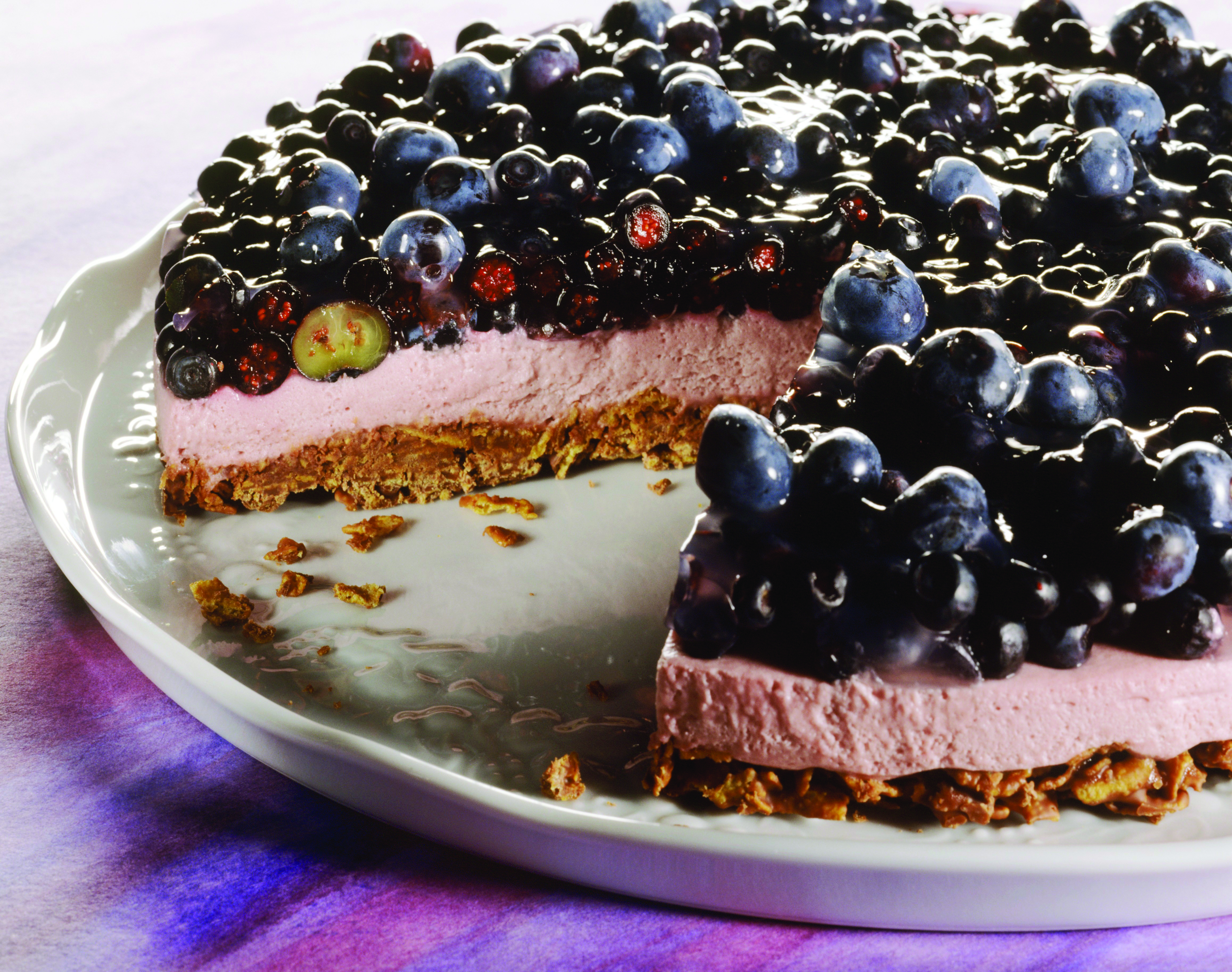 Blueberry yoghurt cake with muesli base | Diabetes UK