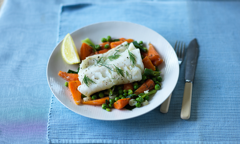 Braised cod with peas, spring onions and carrots | Diabetes UK