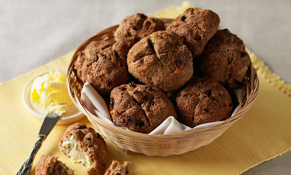 Extra-fruity hot cross buns | Diabetes UK