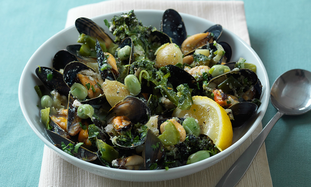 Mussels and spring vegetable soup | Diabetes UK