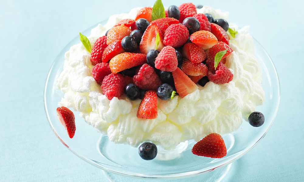 Summer berry pavlova | Diabetes UK