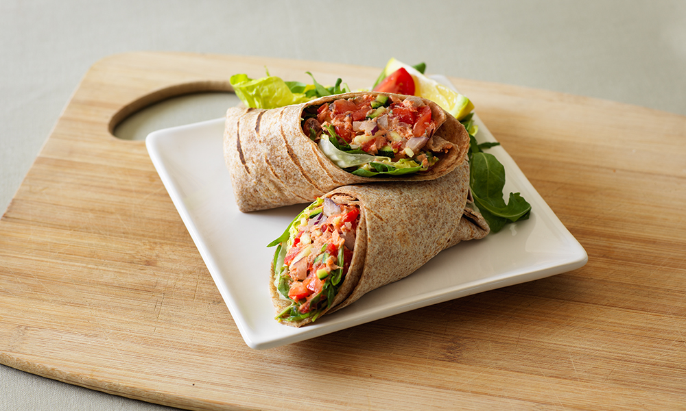 Salmon, red onion and sweet pepper wraps | Diabetes UK
