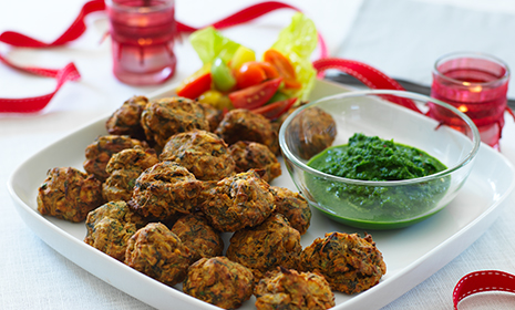 Baked mini spinach and onion bhaji with coriander dip | Diabetes UK