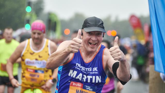 Male runner in Diabetes UK vest putting thumbs up to camera.