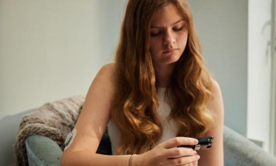 woman using hybrid closed loop