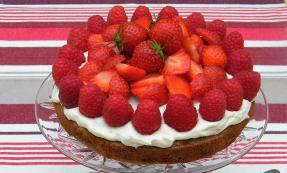 Chocolate, almond and berry cake Chocolate, almond and berry cake