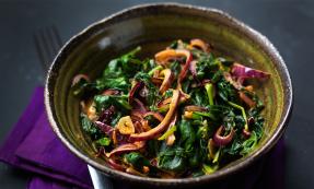 Curried spinach with red onion and garlic Curried spinach with red onion and garlic