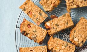 Spiced apple and raisin muesli bars Spiced apple and raisin muesli bars